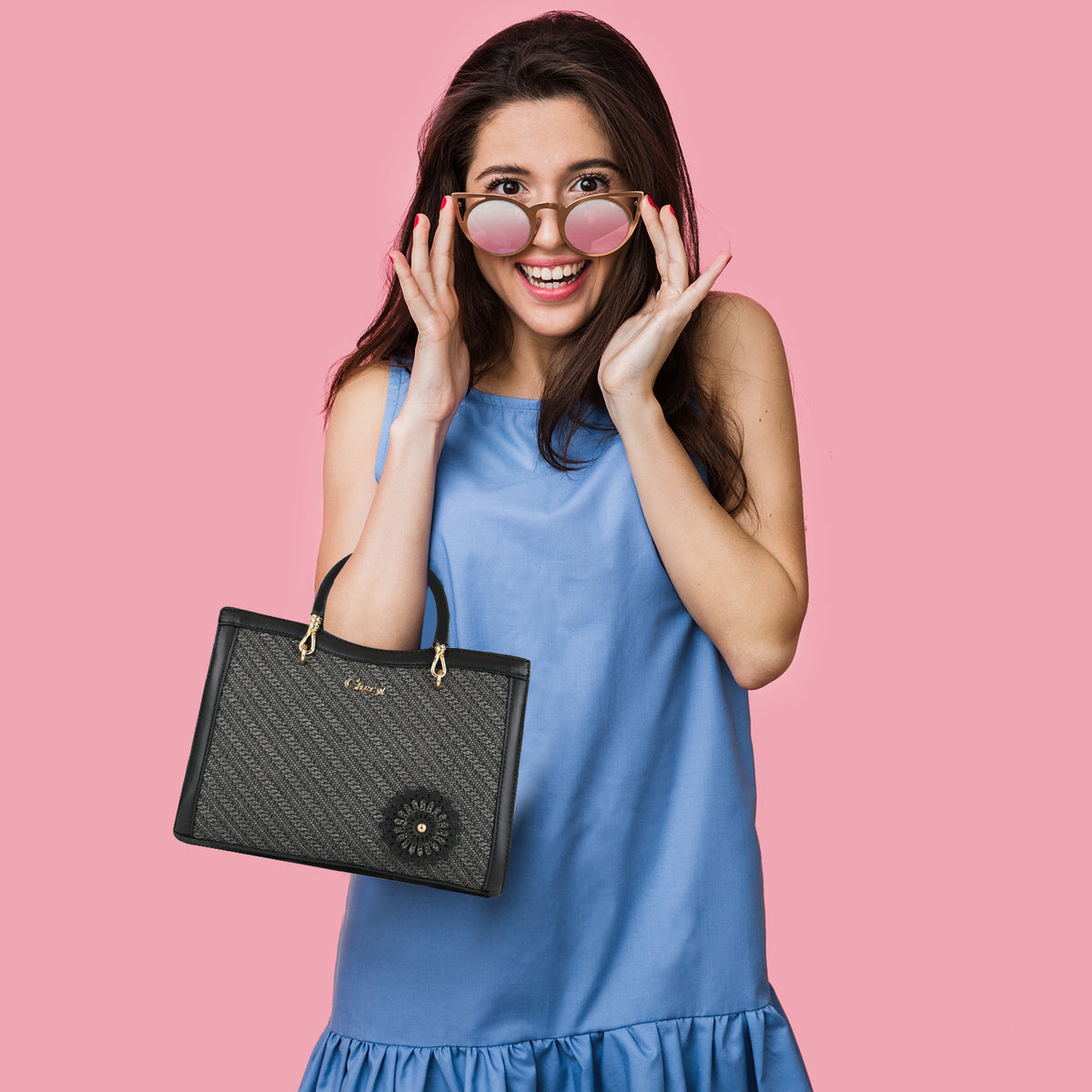 Elegant Handbag with Floral Accent, Perfect for Every Occasion